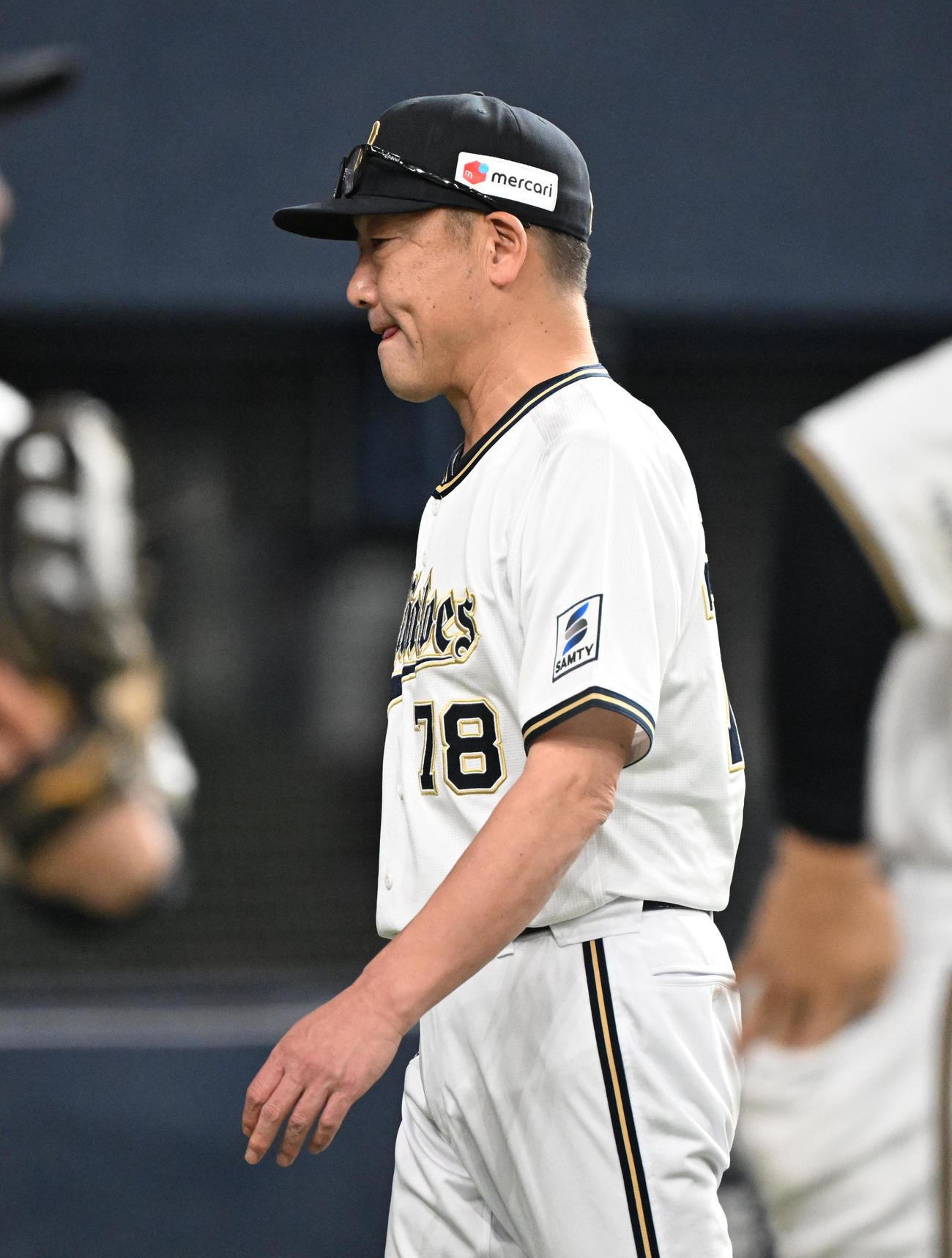 オリックス対ロッテ　8回、椋木をマウンドに送るオリックス中嶋監督（撮影・和賀正仁）