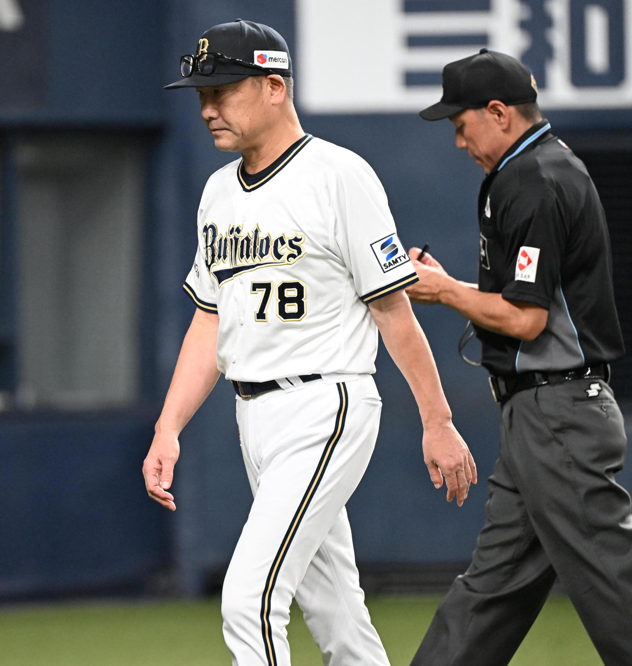 オリックス対ロッテ　4回表ロッテ2死満塁、藤岡に押し出し四球を与えたエスピノーザの降板を告げるオリックス中嶋監督（撮影・和賀正仁）