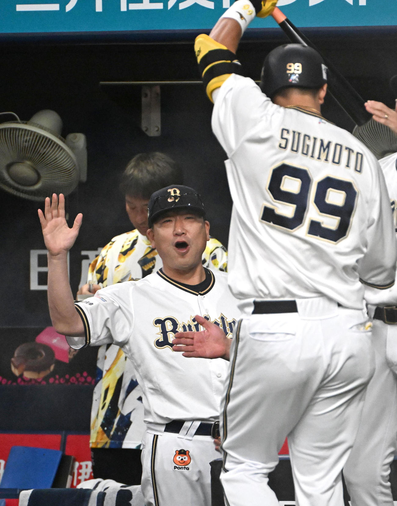 オリックス対ロッテ　2回裏オリックス無死、本塁打を放った杉本（右）を迎える中嶋監督（撮影・石井愛子）