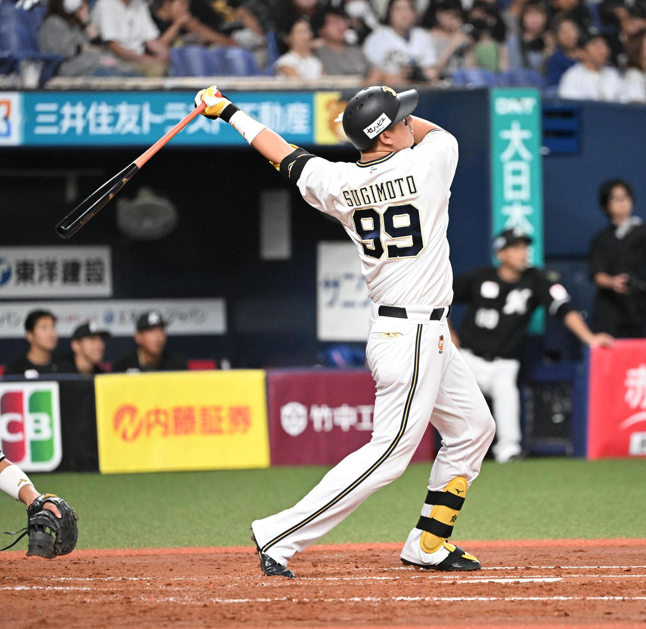 オリックス対ロッテ　2回裏オリックス無死、左中間に先制ソロ本塁打を放つ杉本（撮影・和賀正仁）