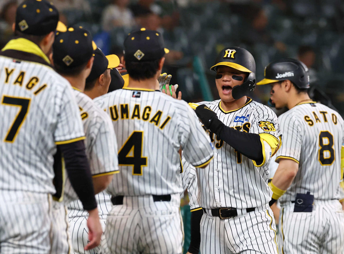 阪神対DeNA 5回裏阪神1死、森下は本塁打を放ち、ベンチ前でナインとハイタッチ（撮影・上田博志）