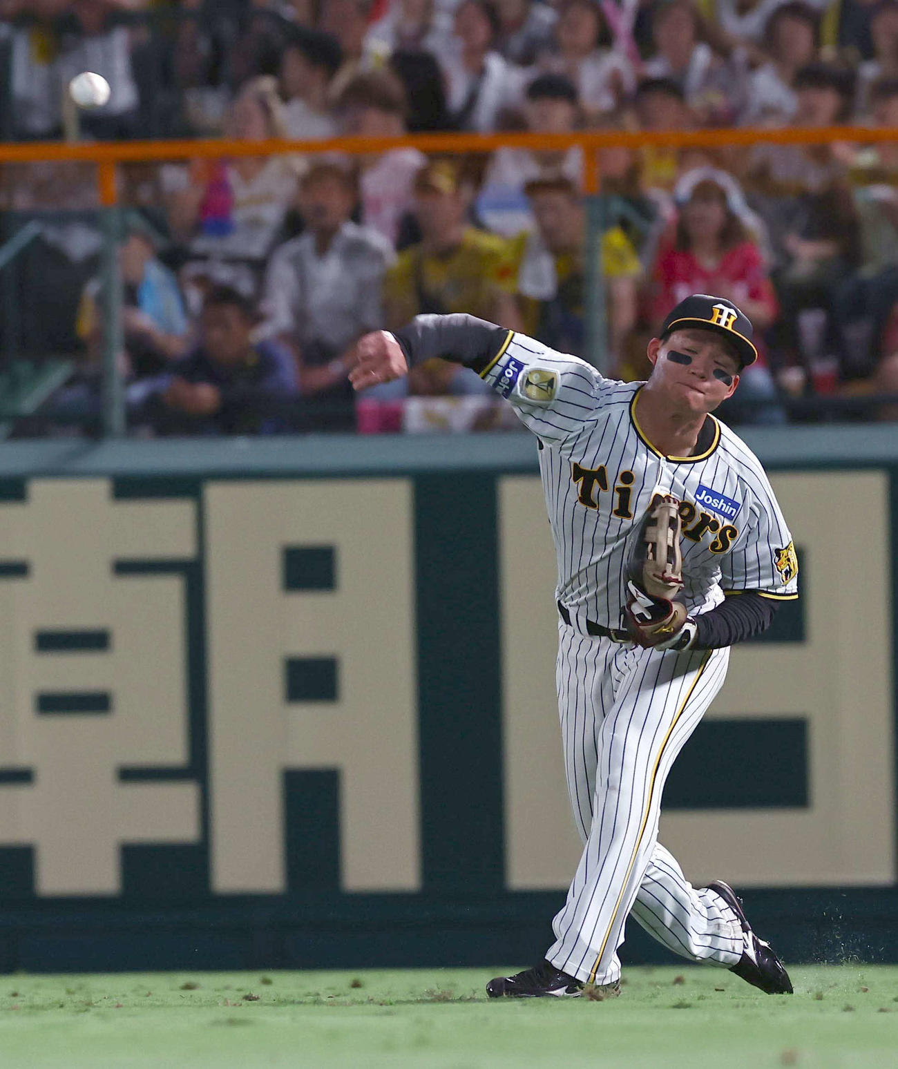 阪神対DeNA 7回表DeNA無死二、三塁、宮崎の右飛を捕球した森下は生還を狙うオースティンを刺す（撮影・上田博志）