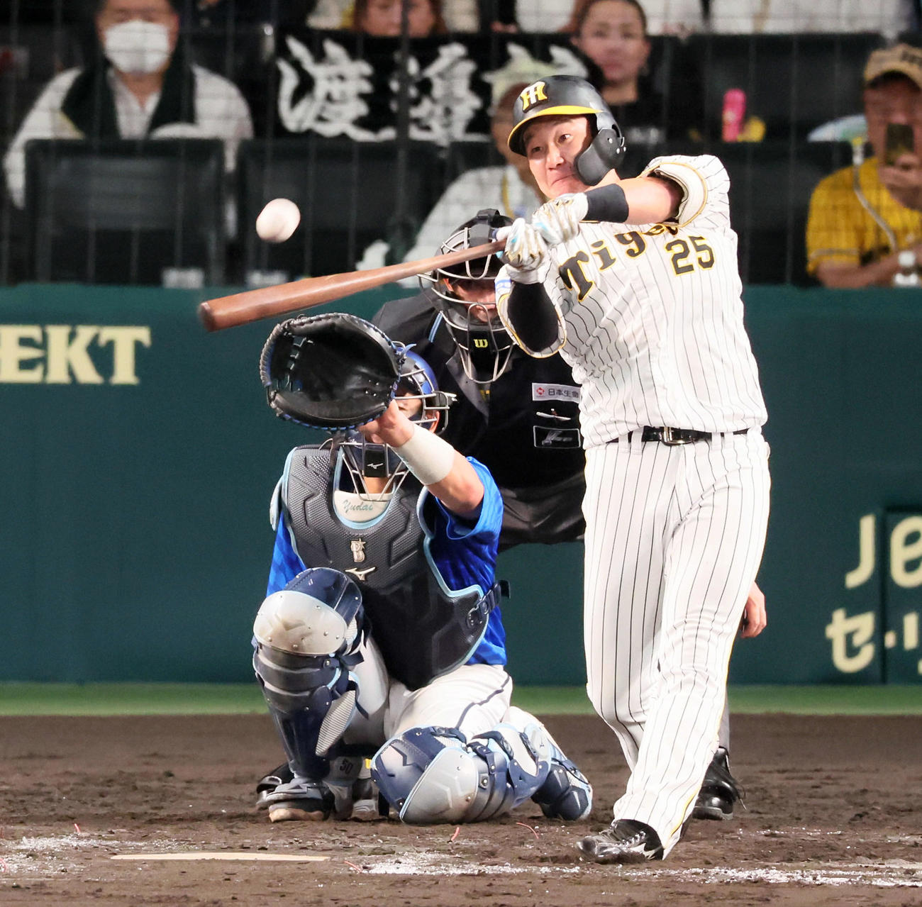 阪神対DeNA 7回裏阪神1死、代打渡辺は左越え本塁打を放つ（撮影・加藤哉）