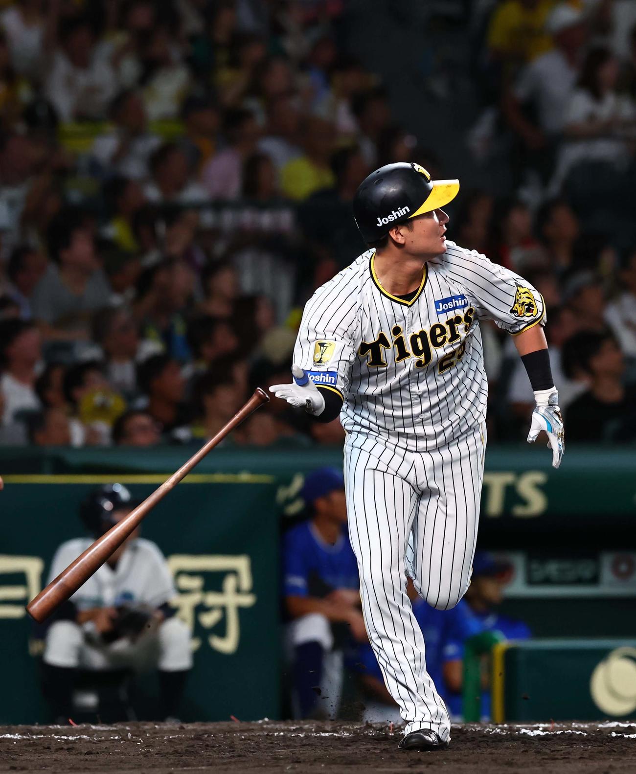 阪神対DeNA 7回裏阪神1死、渡辺は左越えソロ本塁打を放つ（撮影・上田博志）