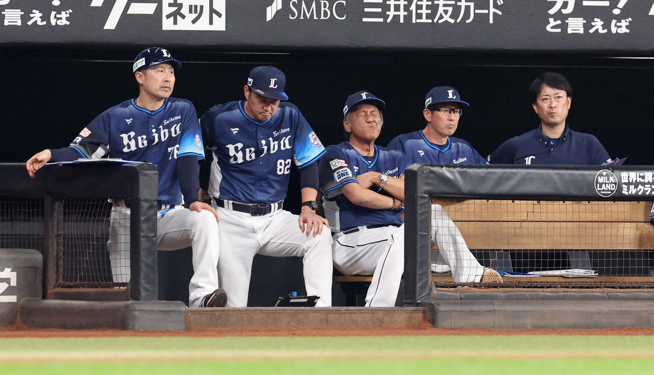 日本ハム対西武　ベンチで顔をしかめる西武渡辺GM兼監督代行（中央）とコーチ陣（撮影・佐藤翔太）