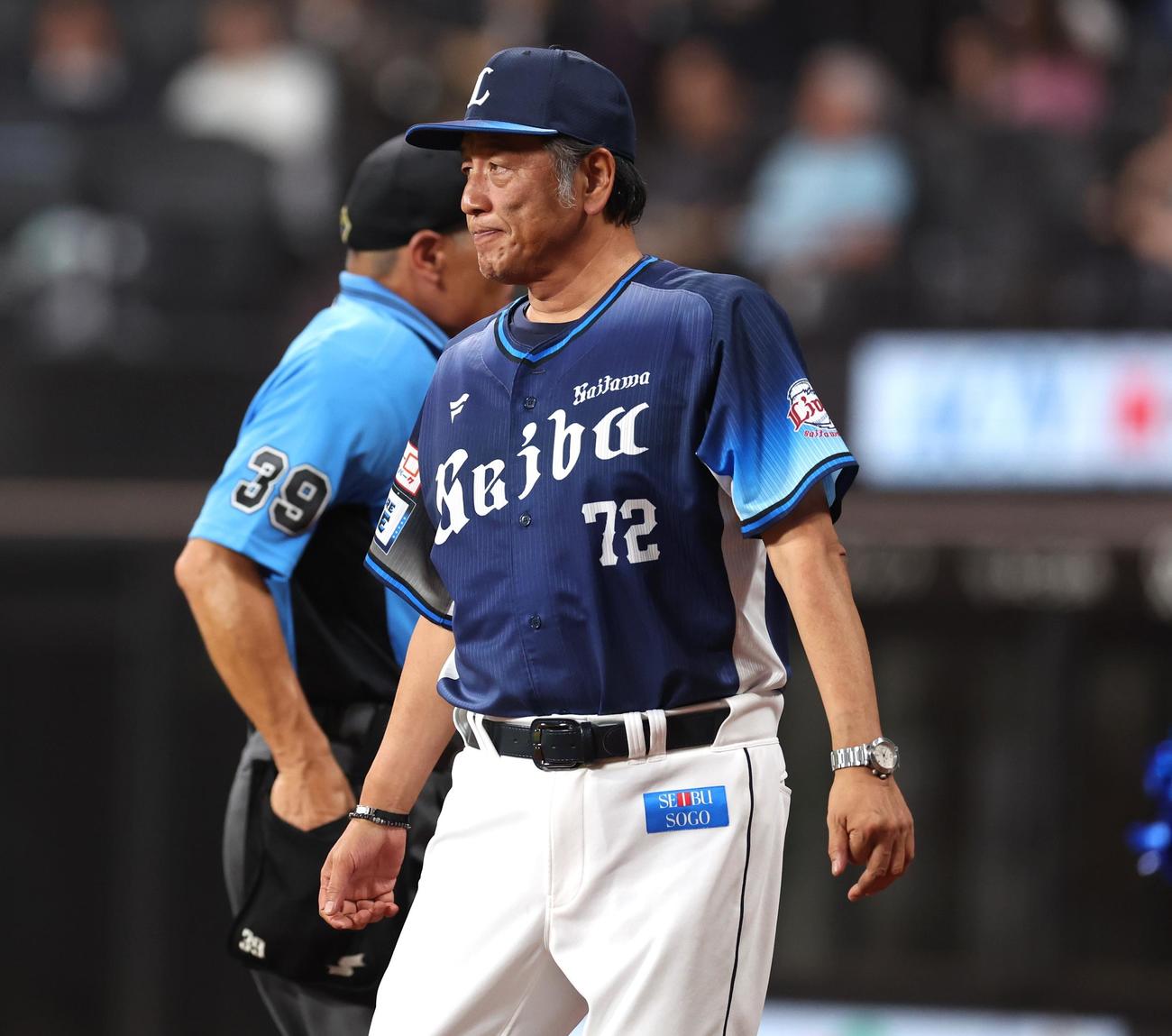 日本ハム対西武　選手交代を告げる渡辺GM兼監督代行（撮影・黒川智章）