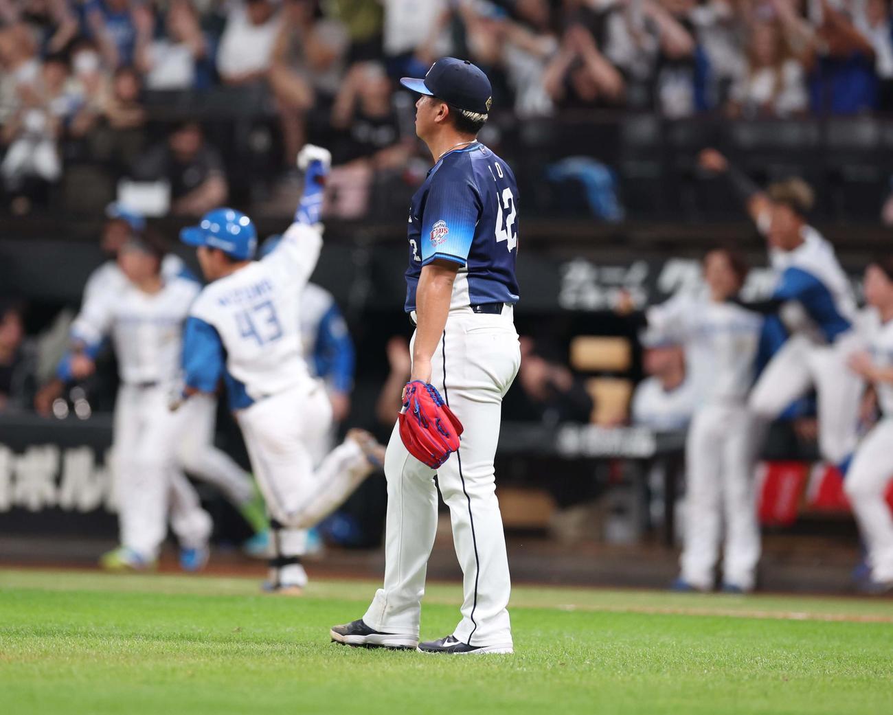 日本ハム対西武　9回裏日本ハム2死三塁、水野にサヨナラ打を浴びるボー（撮影・黒川智章）