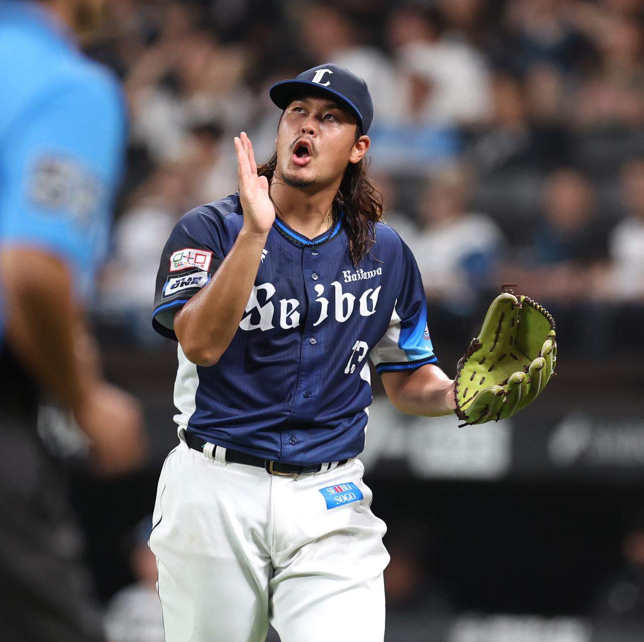日本ハム対西武　5回裏、無失点に抑えグラブをたたく高橋（撮影・黒川智章）