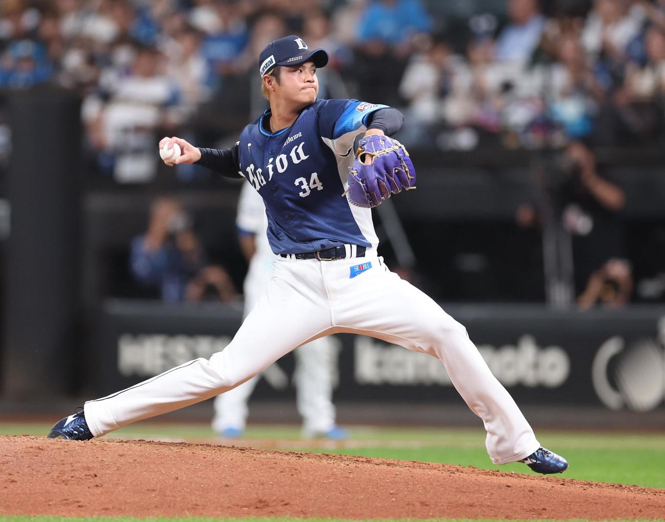 日本ハム対西武　6回に登板の甲斐野（撮影・黒川智章）