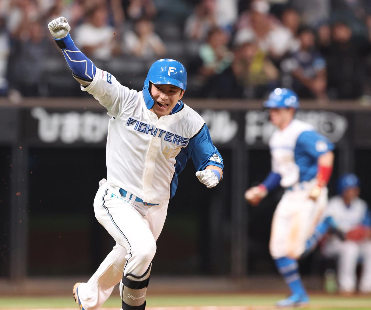 日本ハム対西武　9回裏日本ハム2死三塁、水野はサヨナラとなる右前適時打を放ちガッツポーズをする（撮影・佐藤翔太）