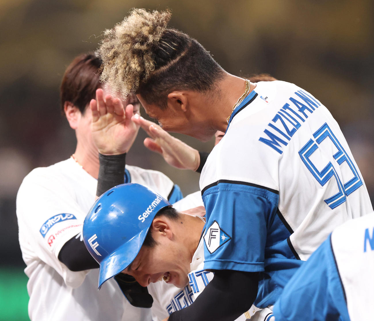 日本ハム対西武　9回裏日本ハム2死三塁、水野（中央）はサヨナラとなる右前適時打を放ちナインに祝福される（撮影・佐藤翔太）