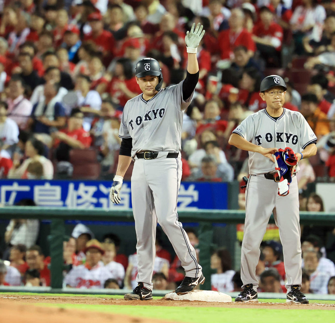 広島対巨人　5回表巨人2死、菅野は右前打を放ちポーズ（撮影・浅見桂子）