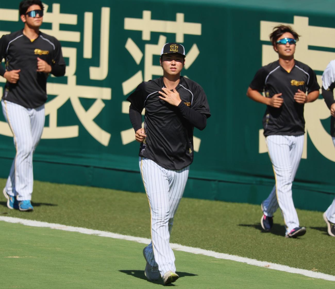 外野をランニングする阪神浜地（撮影・加藤哉）