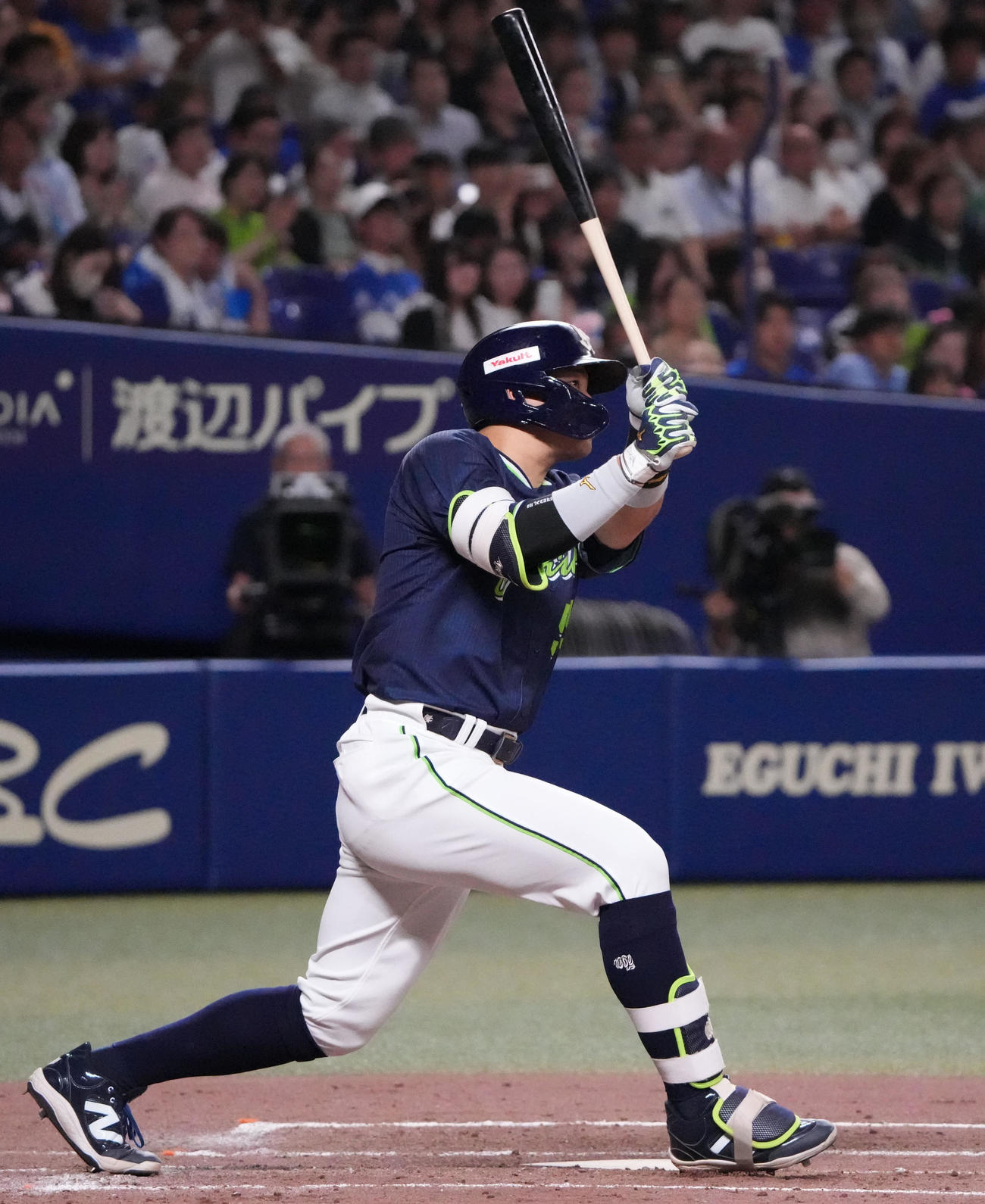 中日対ヤクルト　4回表ヤクルト無死、右越え本塁打を放つ村上（撮影・森本幸一）