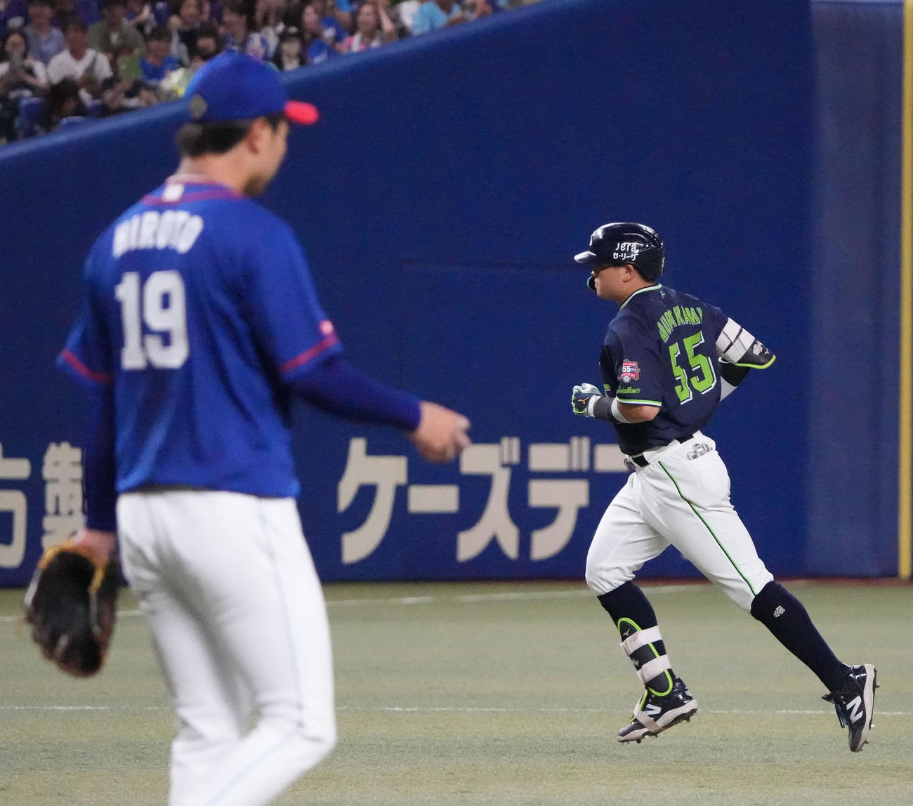 中日対ヤクルト　4回表ヤクルト無死、高橋宏から右越え本塁打を放ちダイヤモンドをまわる村上（右）（撮影・森本幸一）