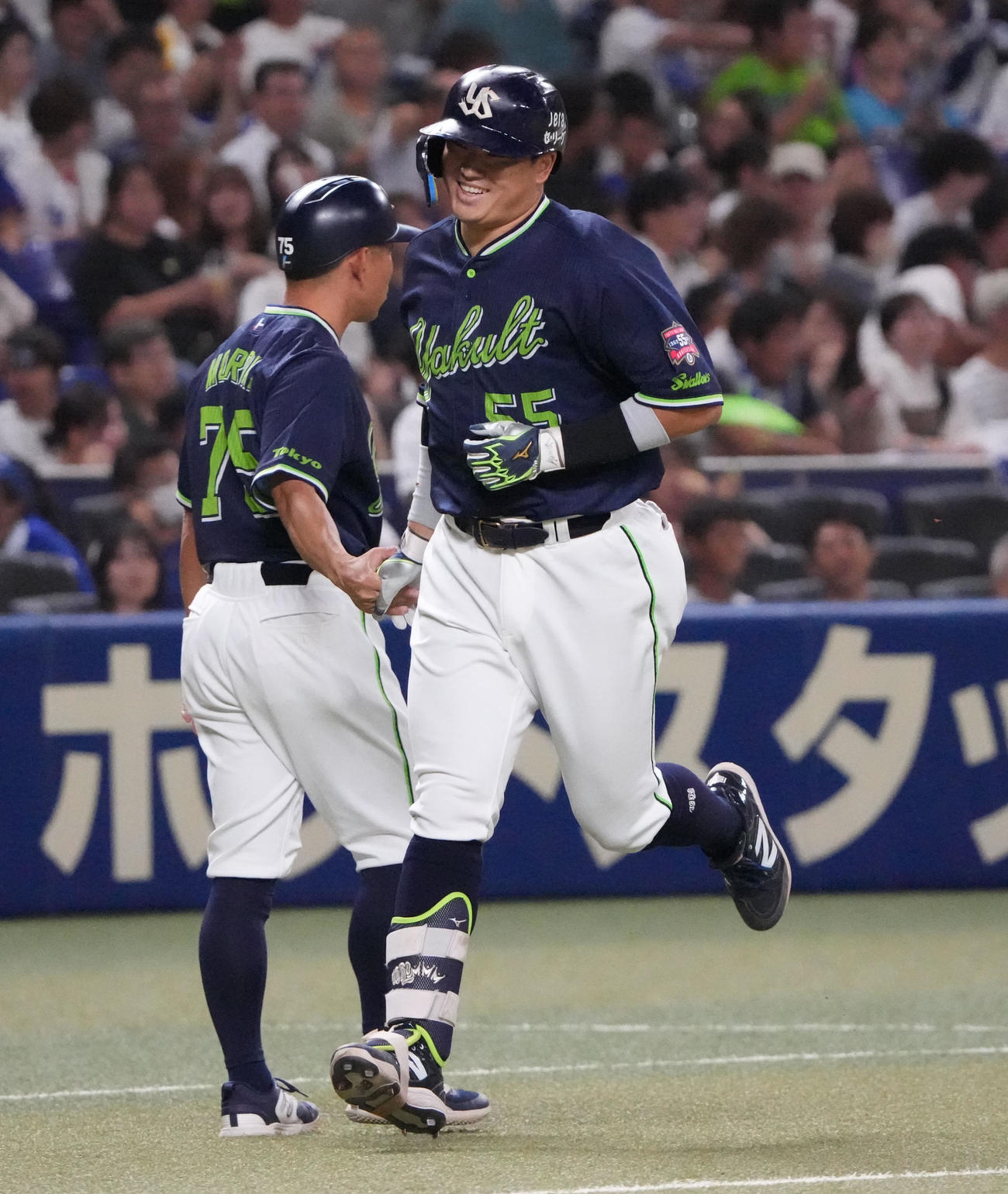 中日対ヤクルト　4回表ヤクルト無死、高橋宏から右越え本塁打を放ち笑顔でダイヤモンドをまわる村上（撮影・森本幸一）