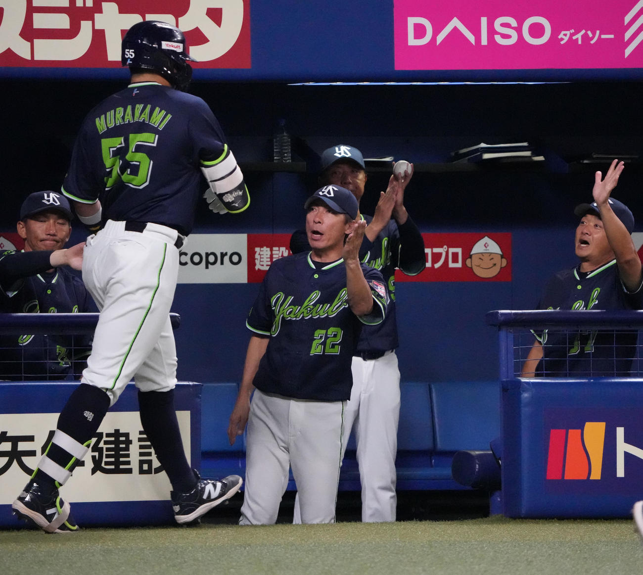 中日対ヤクルト　4回表ヤクルト無死、右越え本塁打を放った村上を迎える高津監督（中央）（撮影・森本幸一）