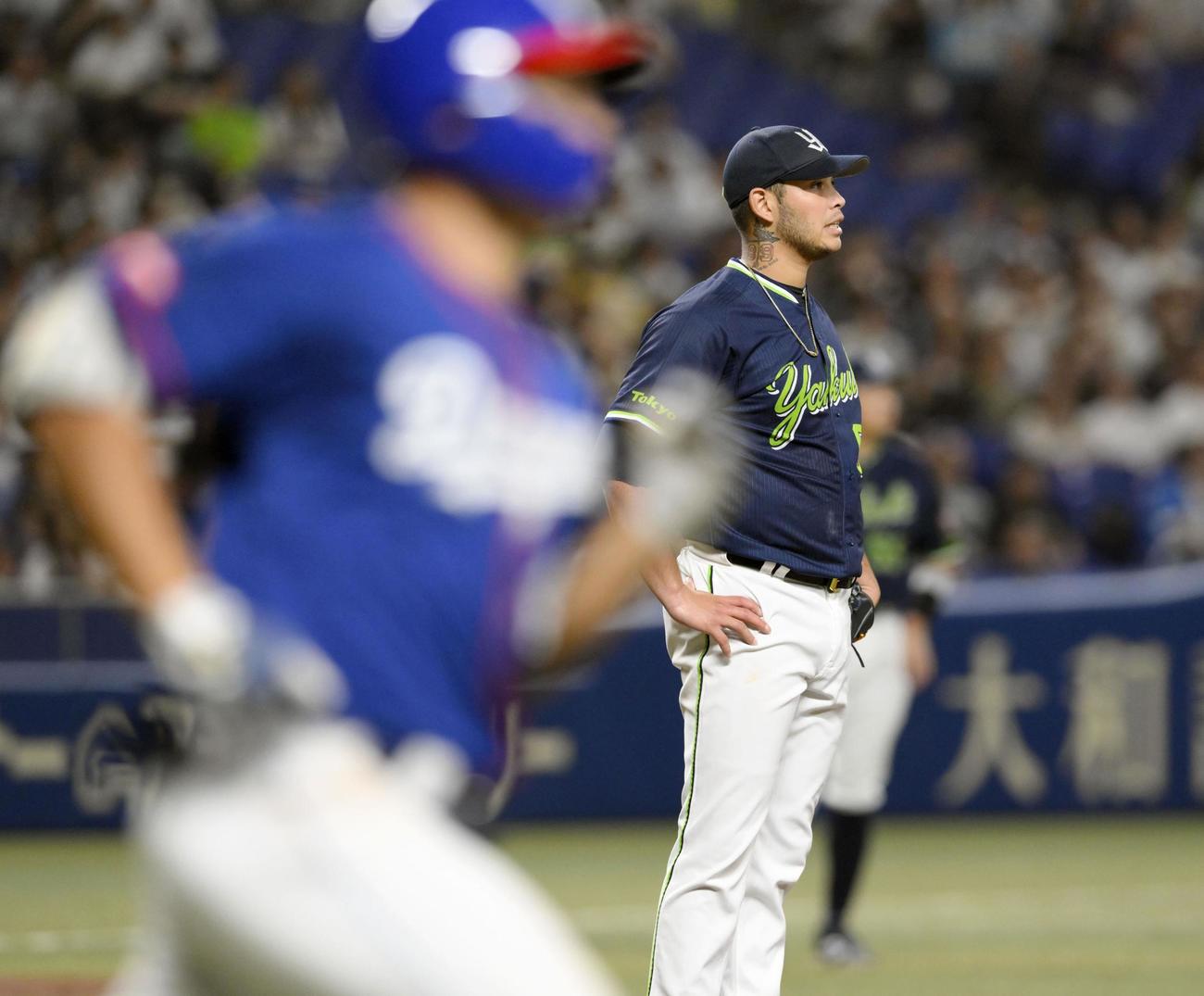 3回中日1死一、二塁、川越（左）に先制3ランを浴びたヤクルトのヤフーレ（共同）