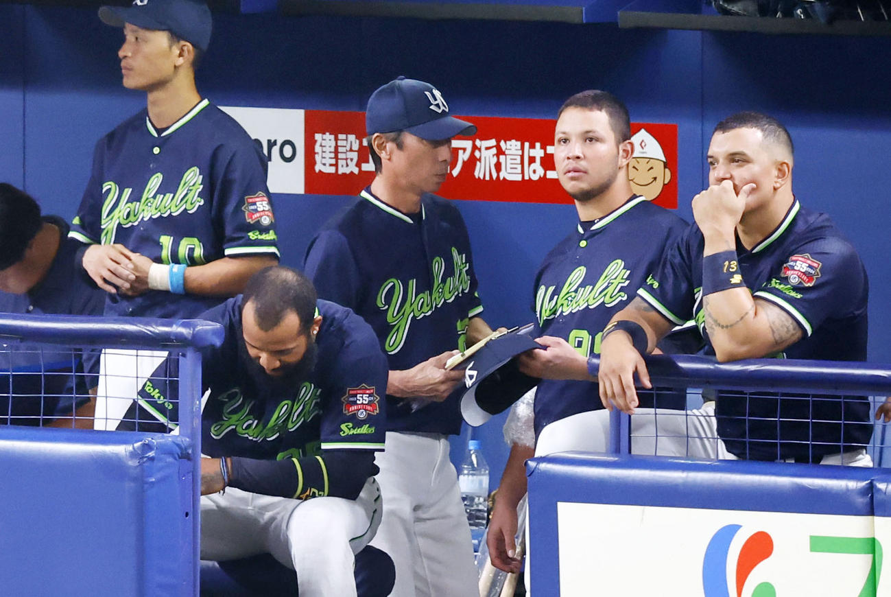 中日に敗れ、引き揚げるヤクルトの高津監督（中央）（共同）
