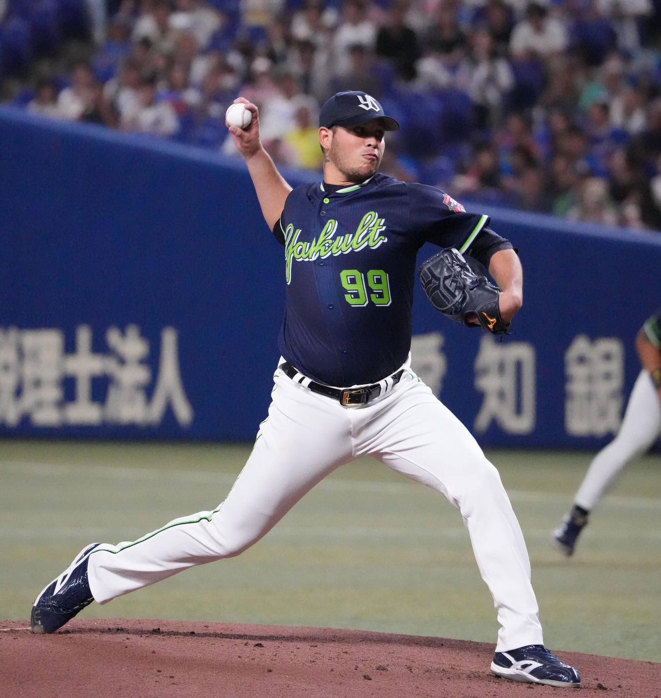 中日対ヤクルト　1回裏、登板するヤクルト先発のヤフーレ（撮影・森本幸一）