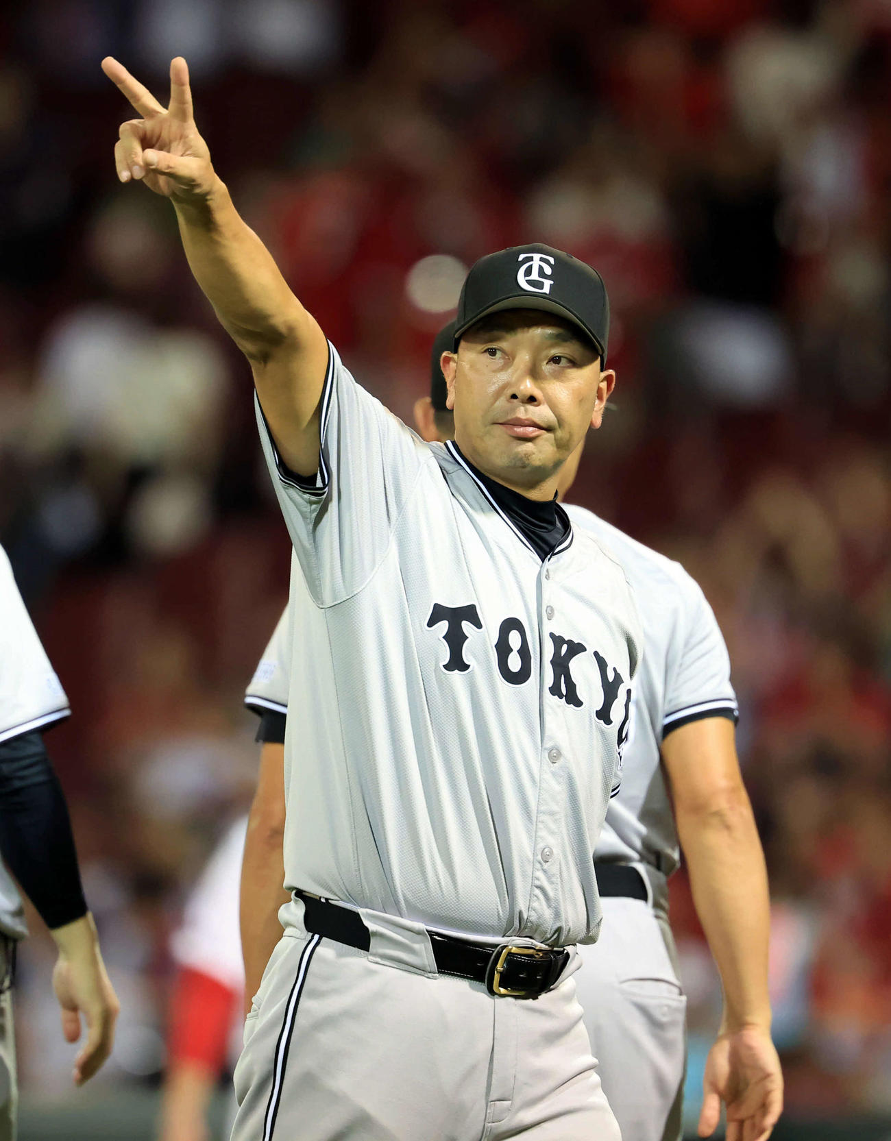 広島対巨人　快勝に、スタンドにVサインして引き揚げる巨人阿部監督（中央）。右は菅野（撮影・浅見桂子）