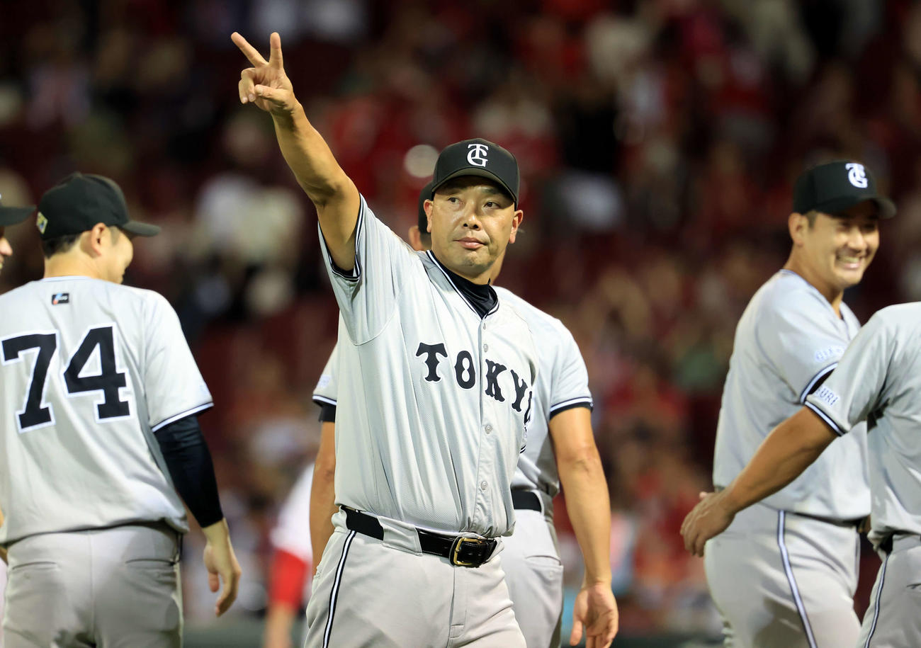 広島対巨人　快勝に、スタンドにVサインして引き揚げる巨人阿部監督（中央）。右は菅野（撮影・浅見桂子）