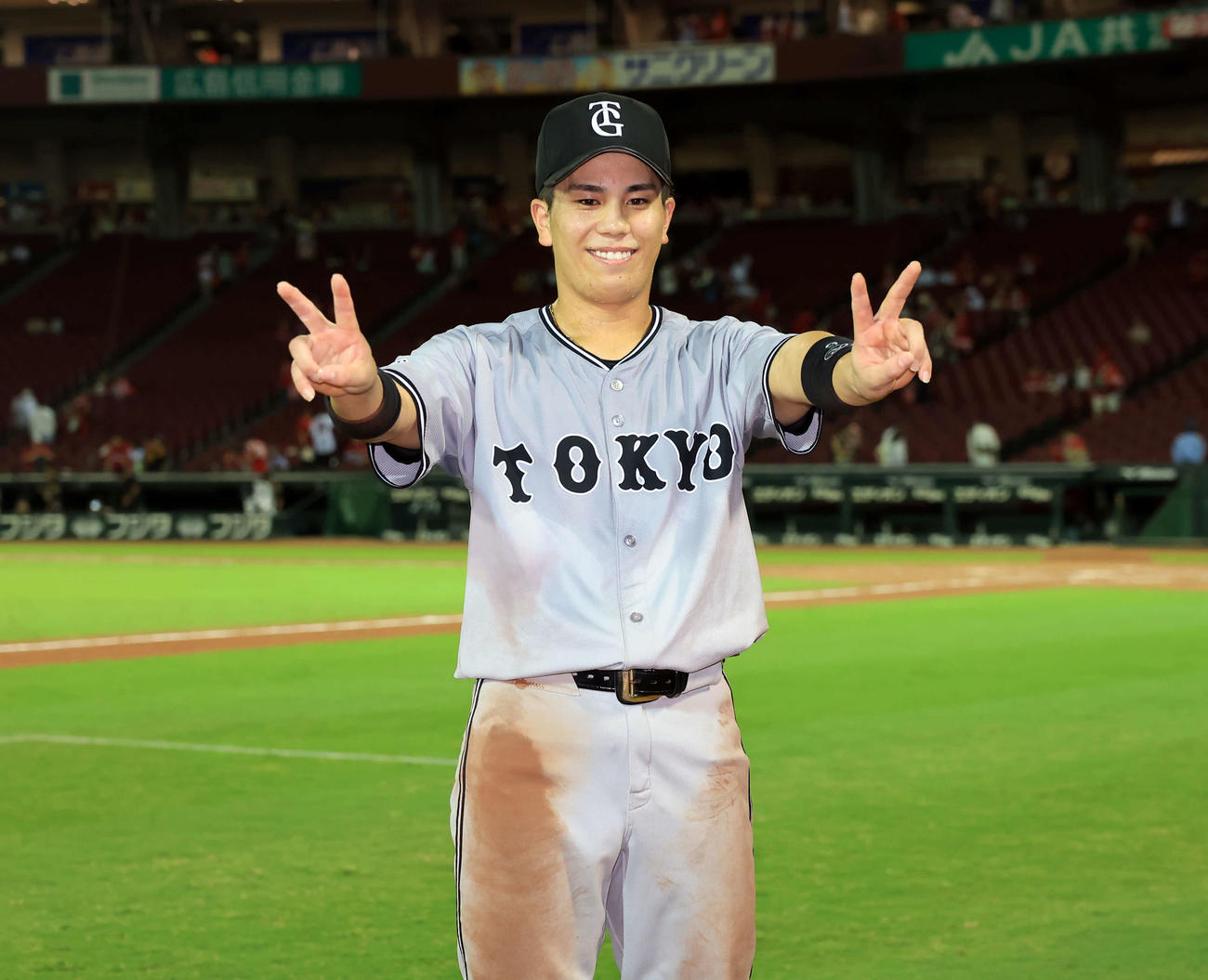 広島対巨人　ヒーローインタビューで笑顔でVサインする巨人門脇（撮影・浅見桂子）