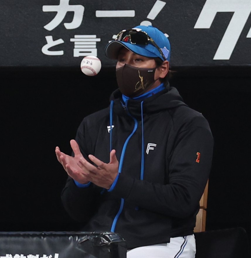 日本ハム対西武　7回裏、「幸運球」を手にする新庄監督（撮影・黒川智章）