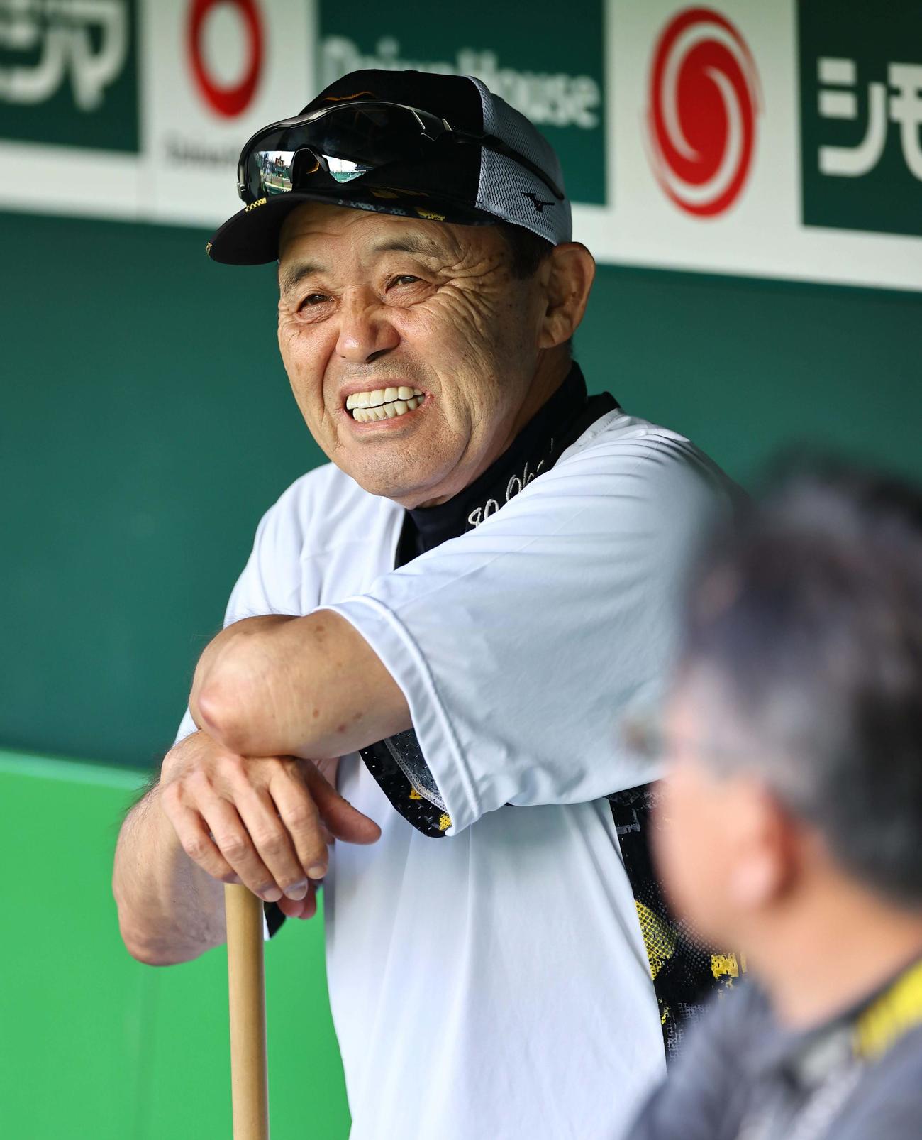 阪神対DeNA　残暑厳しい甲子園球場で顔をゆがめる岡田彰布監督（撮影・上田博志）