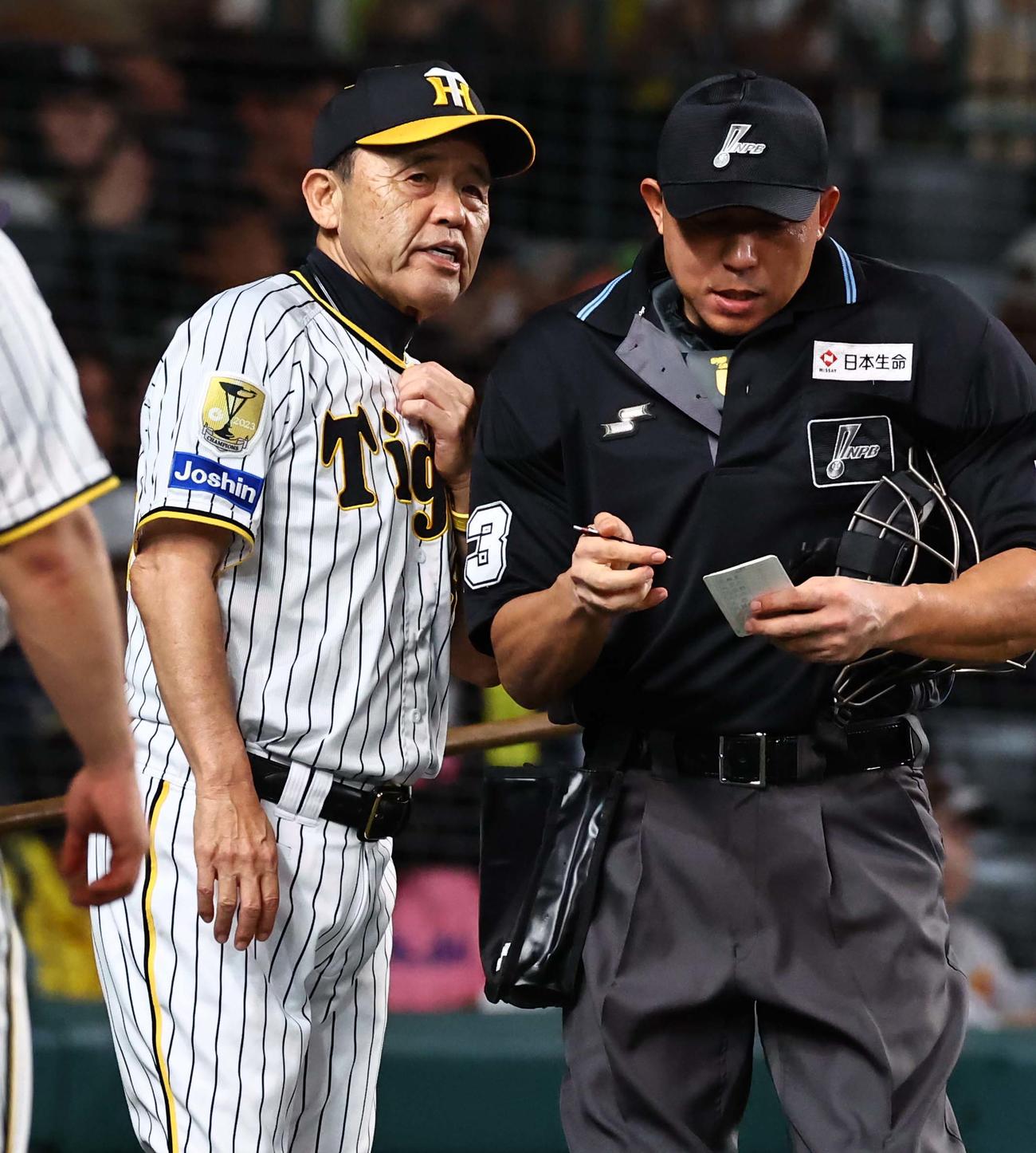 阪神対DeNA　選手交代を告げる岡田監督（撮影・上田博志）