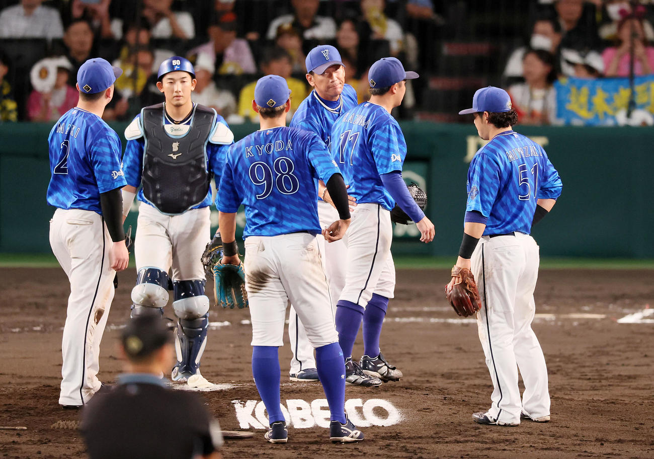 阪神対DeNA 6回裏阪神無死満塁、三浦監督は打者中野を迎えた所で東（右から2人目）に降板を告げた（撮影・加藤哉）