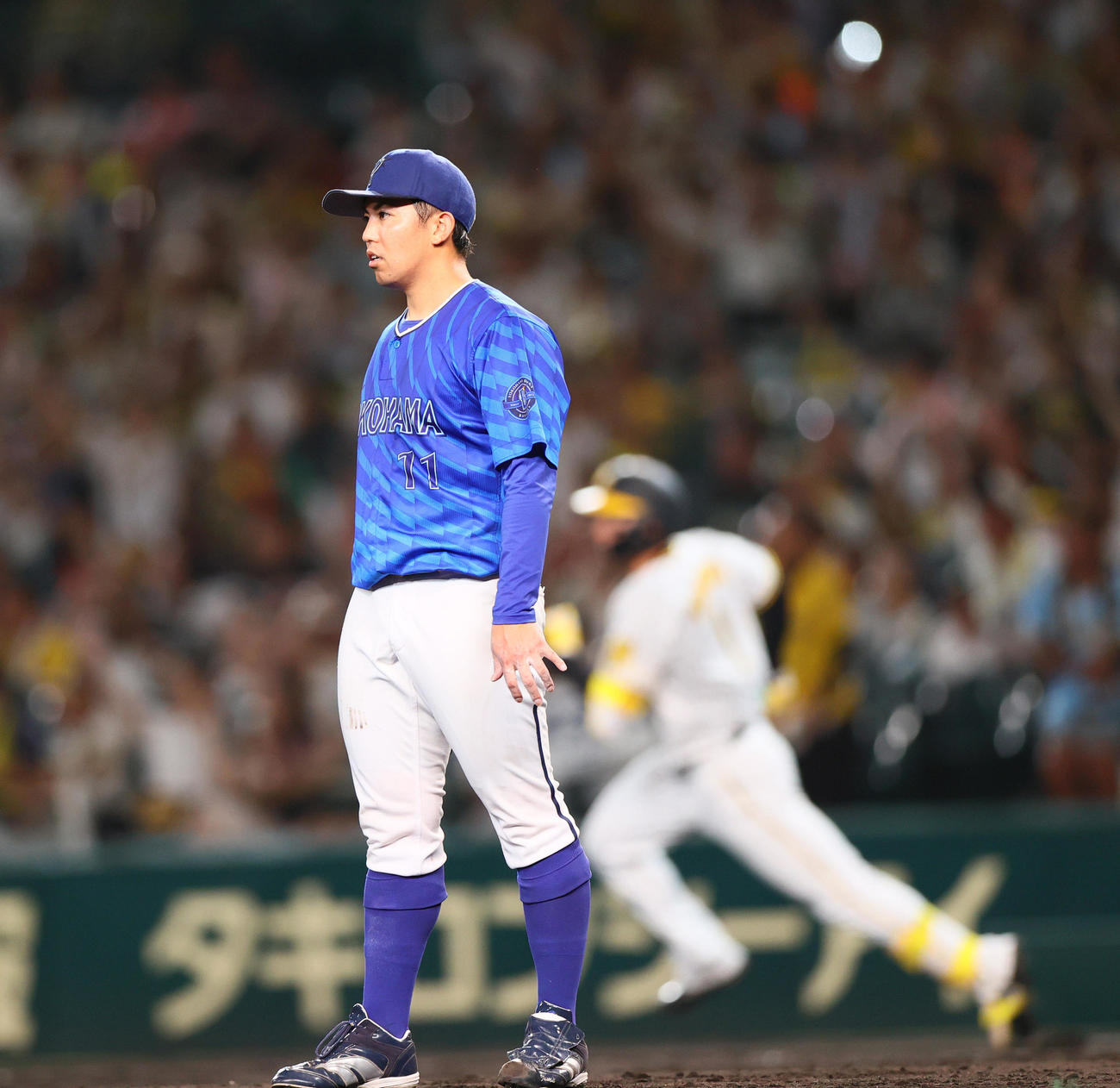 阪神対DeNA 5回裏阪神1死、東（手前）は森下に左越えソロ本塁打を被弾する（撮影・上山淳一）
