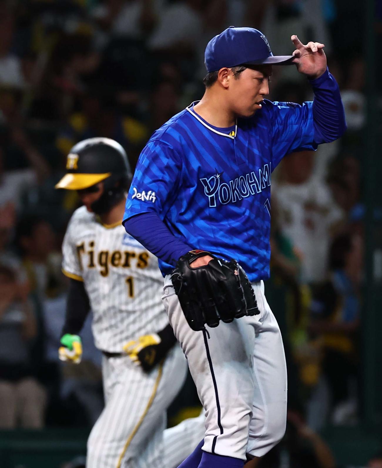 阪神対DeNA 5回裏阪神1死、東（右）は森下に左越え勝ち越しソロ本塁打を浴びる（撮影・上田博志）