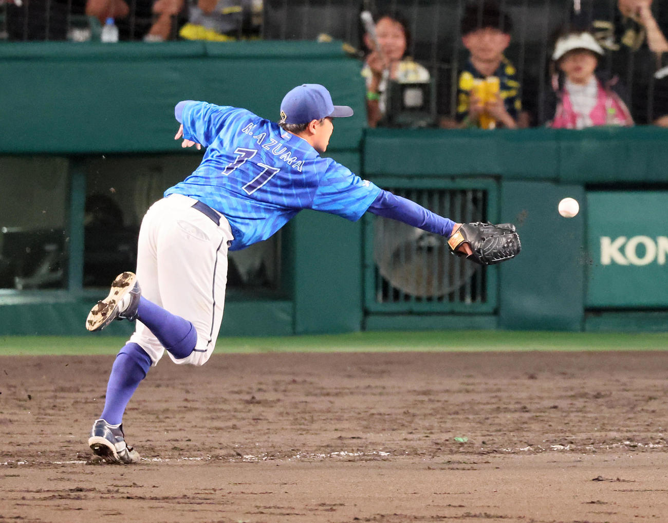 阪神対DeNA 4回裏阪神1死一、三塁、東は青柳のスクイズバントを本塁へグラブトス（撮影・加藤哉）