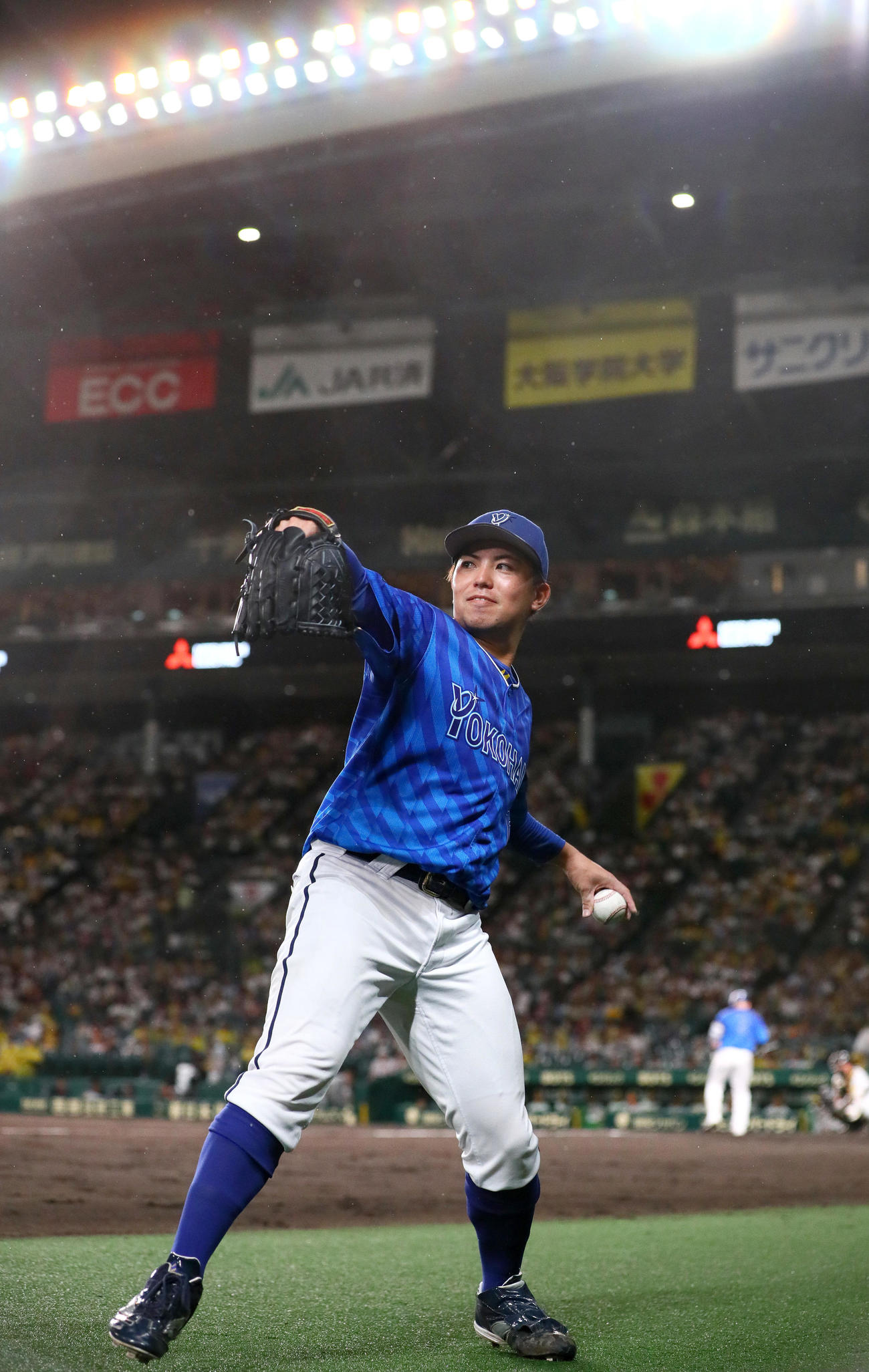 阪神対DeNA 4回表、味方が得点を挙げベンチ前で笑顔を見せるDeNA東（撮影・上山淳一）