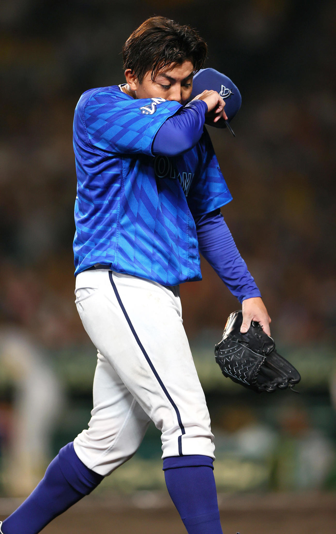 阪神対DeNA 6回裏阪神無死満塁、東は近本に右前適時打を浴び降板となる（撮影・上山淳一）