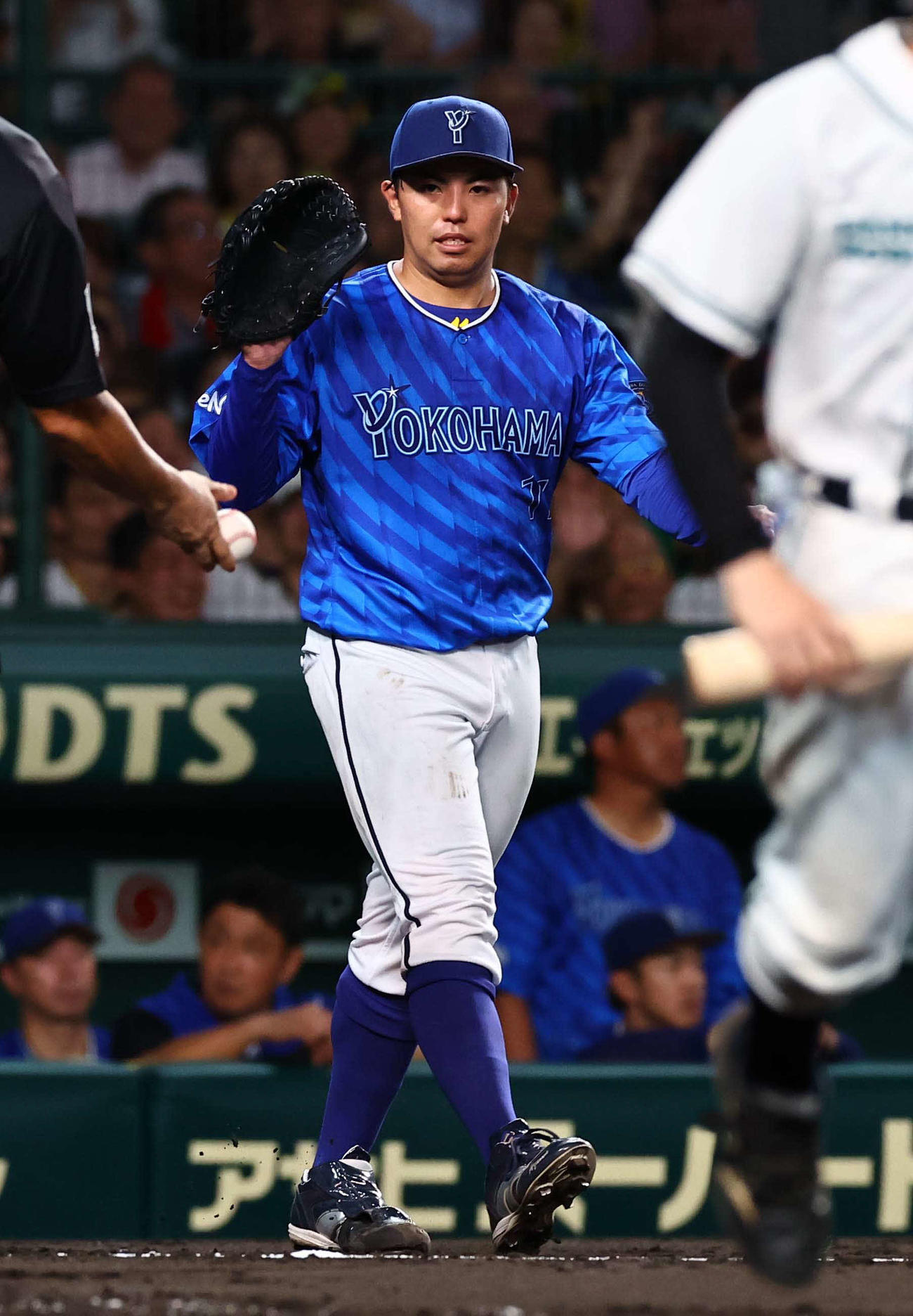 阪神対DeNA 6回裏阪神無死満塁、近本の適時打で連続クオリティースタートが止まった東（撮影・上田博志）