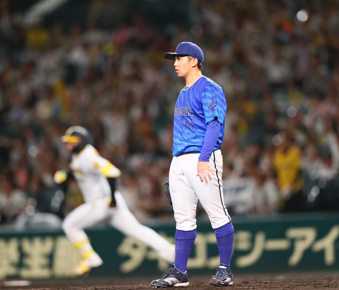 阪神対DeNA 5回裏阪神1死、東は森下に左越え本塁打を浴びスタンドを見る（撮影・上山淳一）