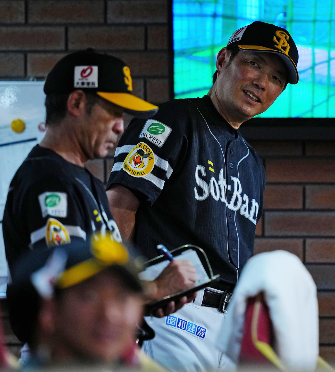 楽天対ソフトバンク　ベンチで笑顔を見せるソフトバンク小久保監督（右）（撮影・垰建太）