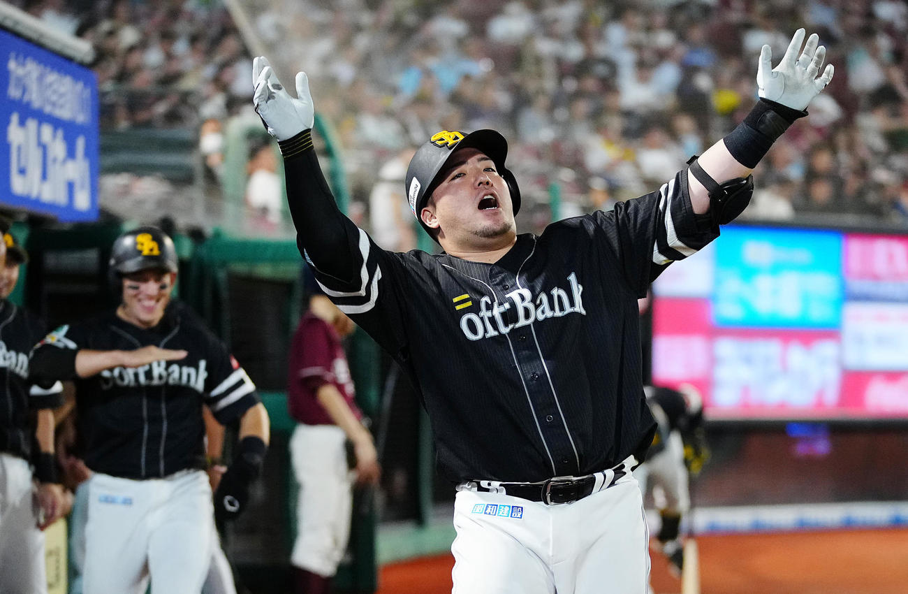 楽天対ソフトバンク　5回表ソフトバンク2死一塁、2点本塁打を放ち「どすこいポーズ」の山川。左後方は「アイーン」を決める栗原（撮影・垰建太）
