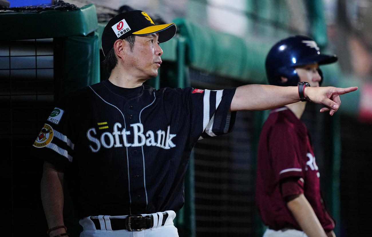 楽天対ソフトバンク　7回裏楽天1死、マウンドを指さし投手交代を告げる小久保監督（撮影・垰建太）