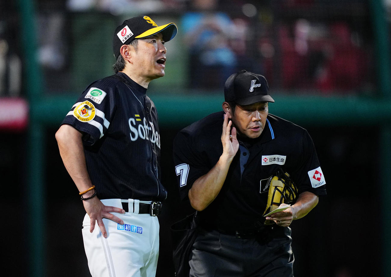 楽天対ソフトバンク　8回裏、投手交代を告げるソフトバンク小久保監督（左（撮影・垰建太）
