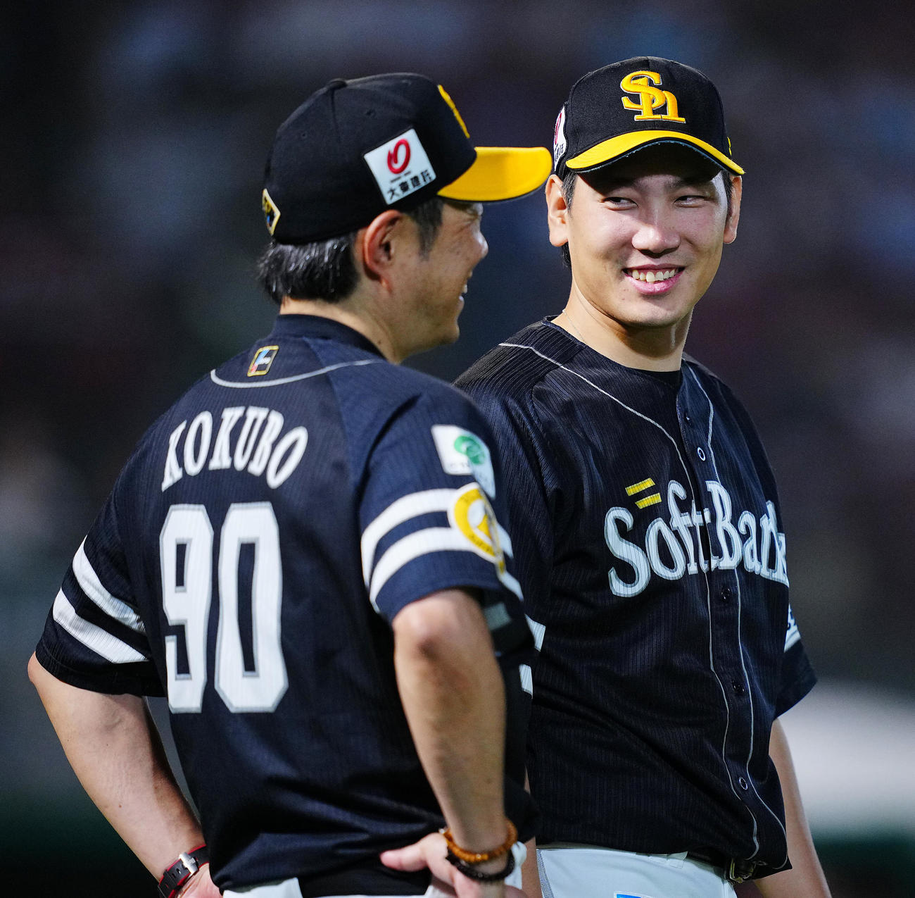楽天対ソフトバンク　楽天に勝ち勝利投手のソフトバンク石川（右）は小久保監督と笑顔で言葉を交わす（撮影・垰建太）