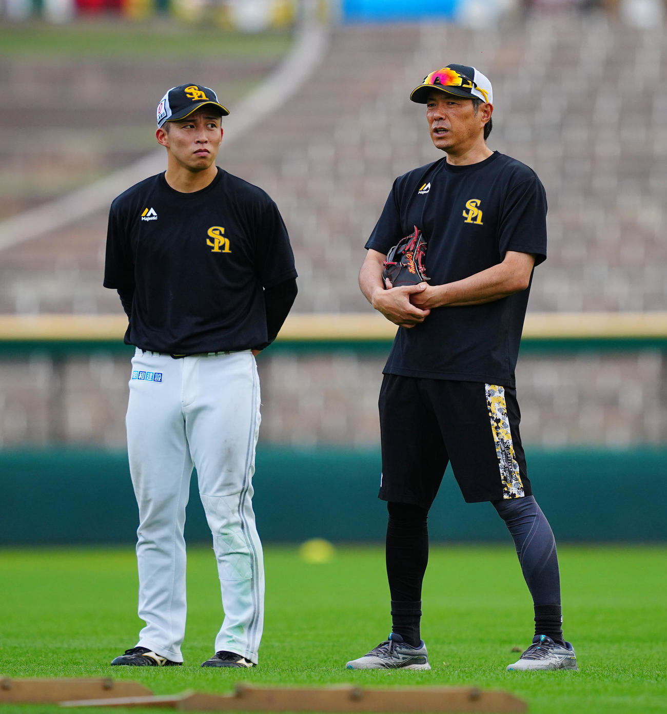 楽天対ソフトバンク　試合前練習中、ソフトバンク小久保監督（右）は野村と言葉を交わす（撮影・垰建太）