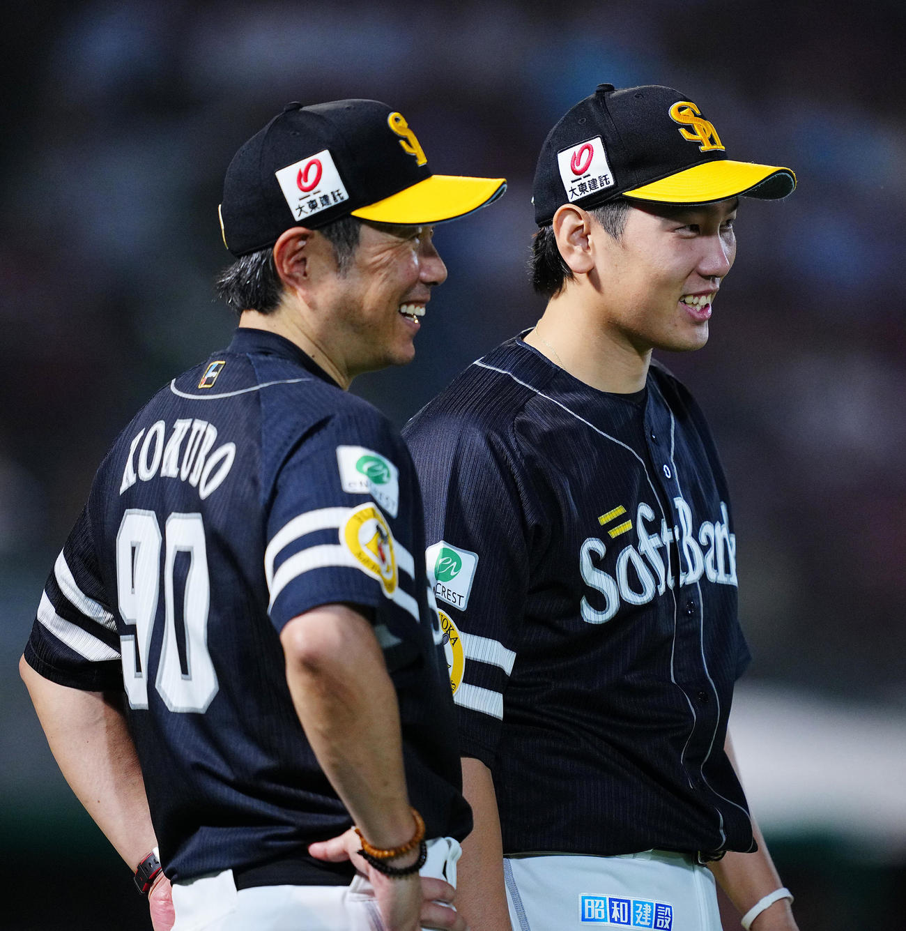 楽天対ソフトバンク　楽天に勝ち勝利投手のソフトバンク石川（右）は小久保監督と笑顔で言葉を交わす（撮影・垰建太）
