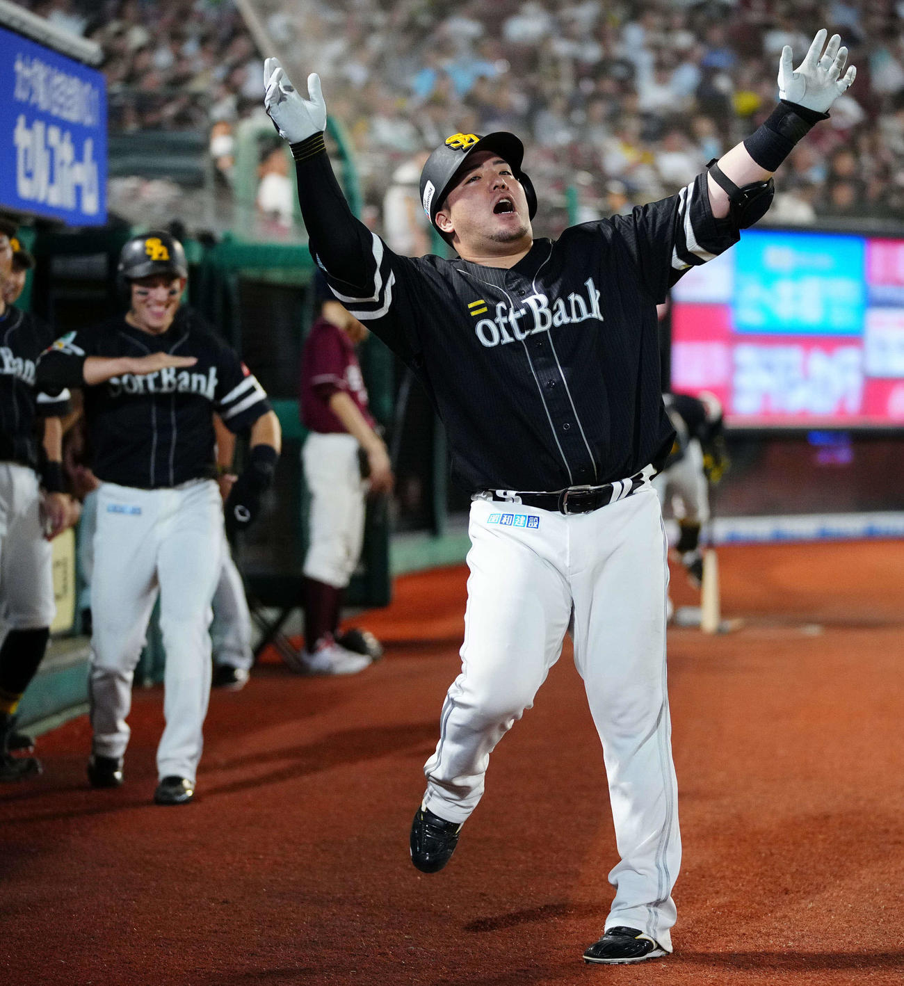 楽天対ソフトバンク　5回表ソフトバンク2死一塁、2点本塁打を放ち「どすこいポーズ」の山川。左後方は「アイーン」を決める栗原（撮影・垰建太）