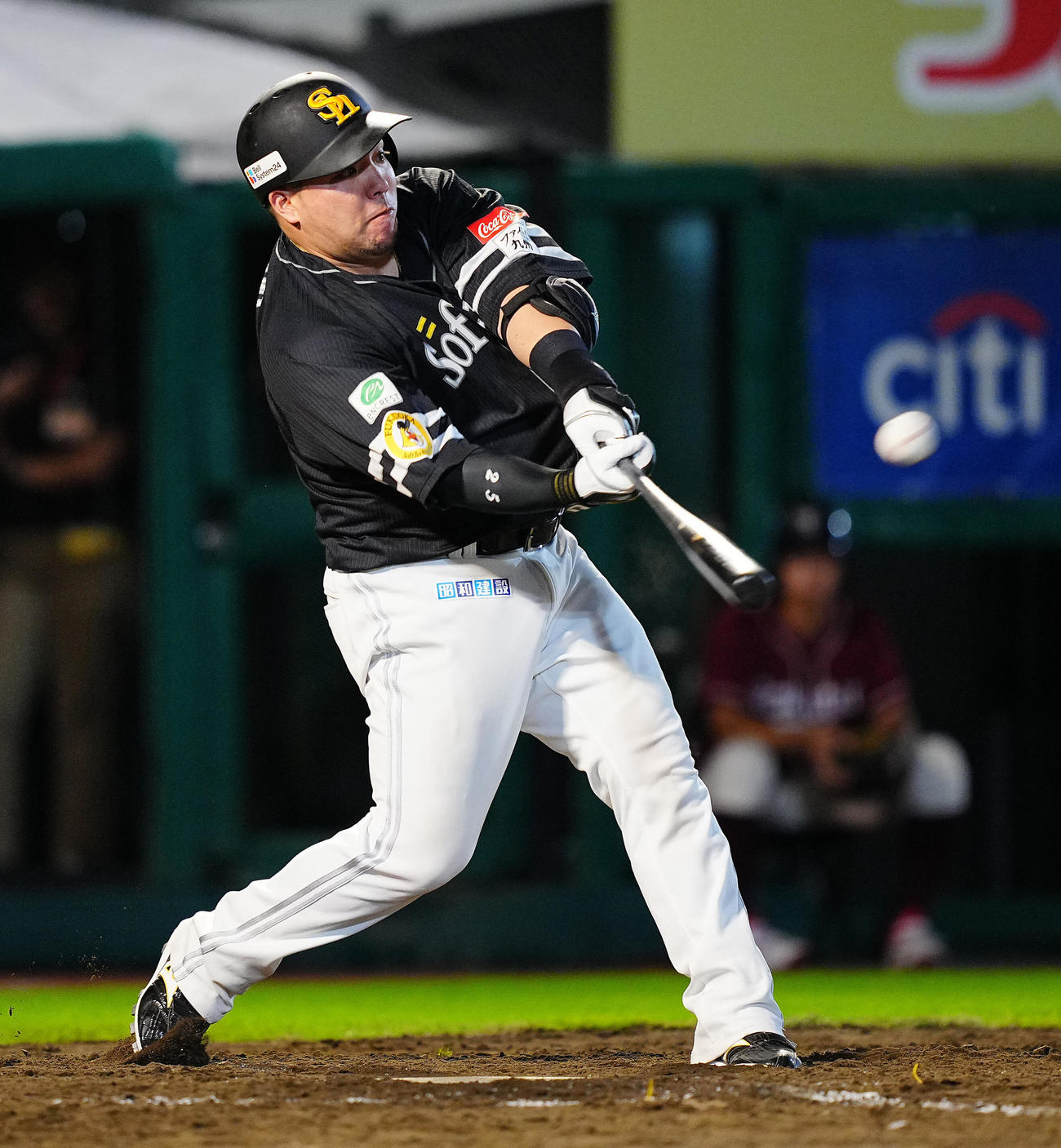 楽天対ソフトバンク　5回表ソフトバンク2死一塁、左越え2点本塁打を放つ山川（撮影・垰建太）