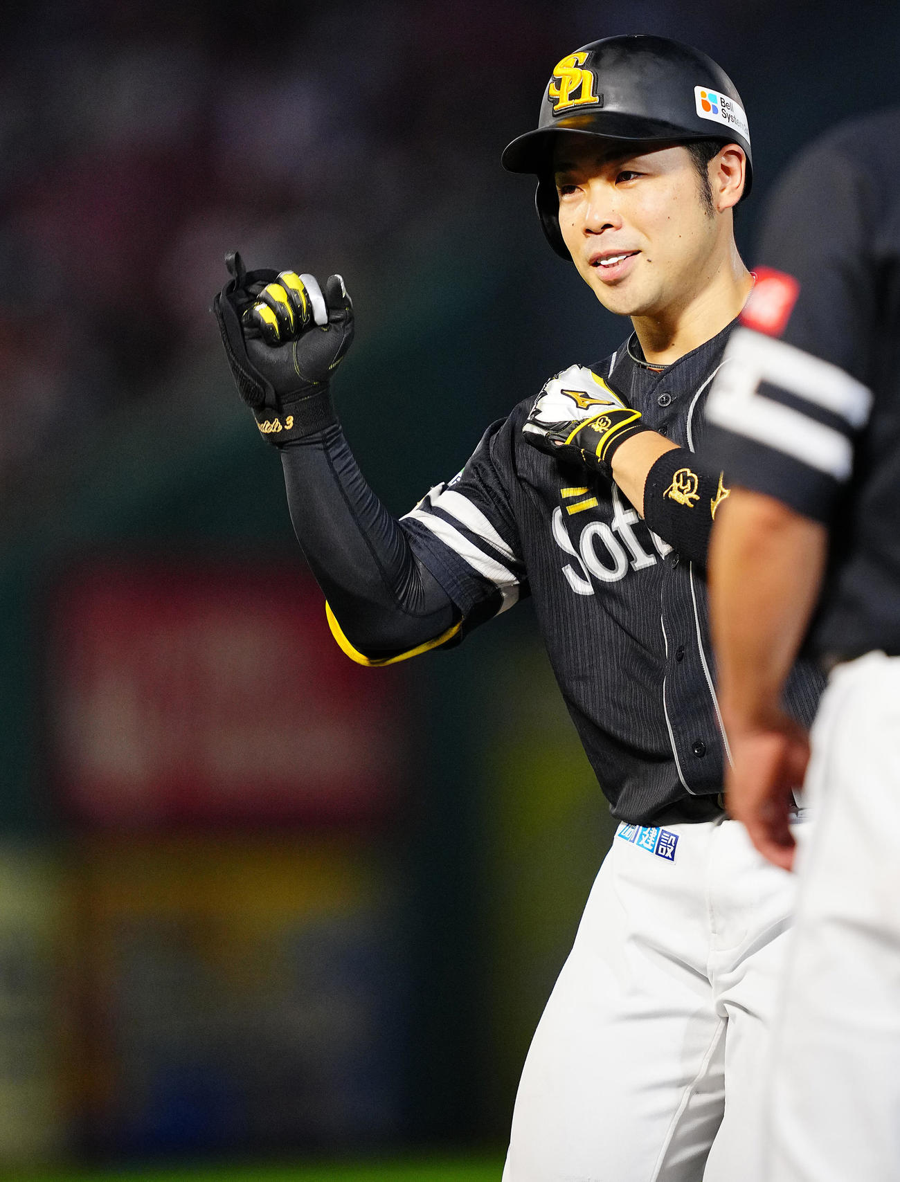 楽天対ソフトバンク　1回表ソフトバンク2死二塁、適時打を放ちガッツポーズする近藤（撮影・垰建太）