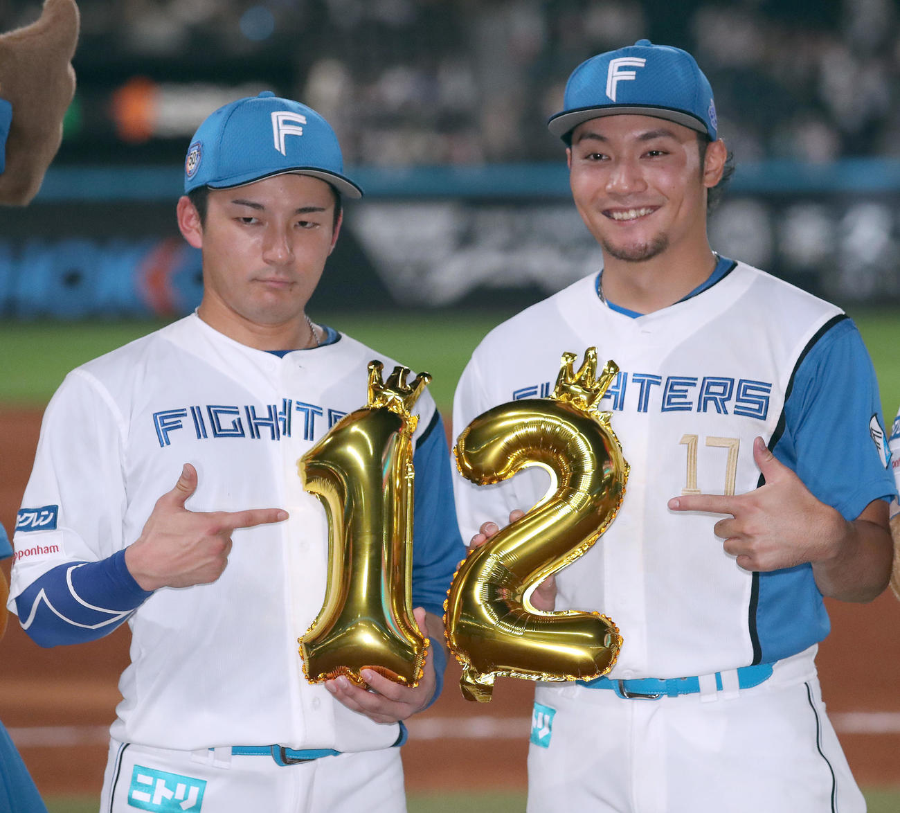 日本ハム対西武　12勝目を挙げ日本ハム水野（左）と笑顔でフォトセッションをする伊藤（撮影・佐藤翔太）