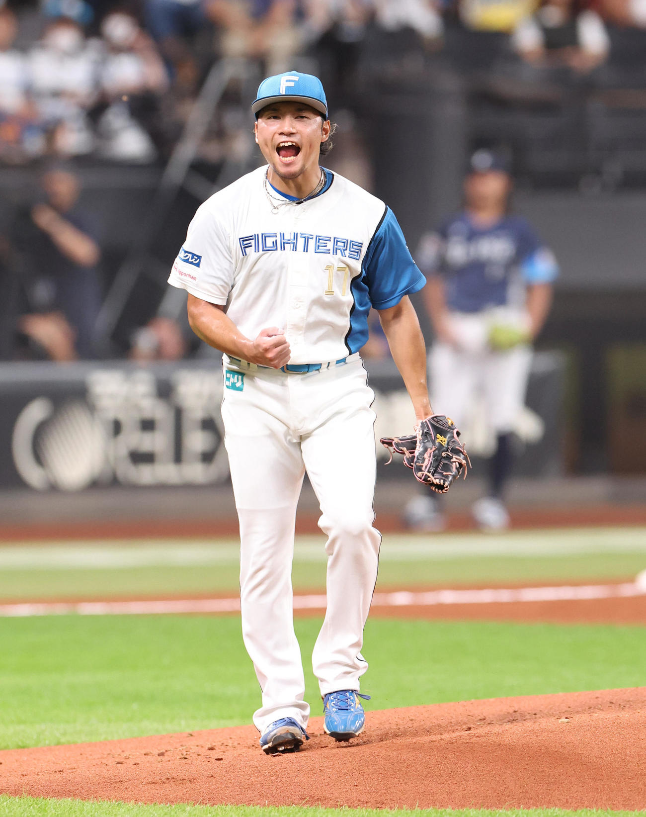 日本ハム対西武　1回表西武2死三塁、佐藤龍を三振にとりガッツポーズをする伊藤（撮影・佐藤翔太）